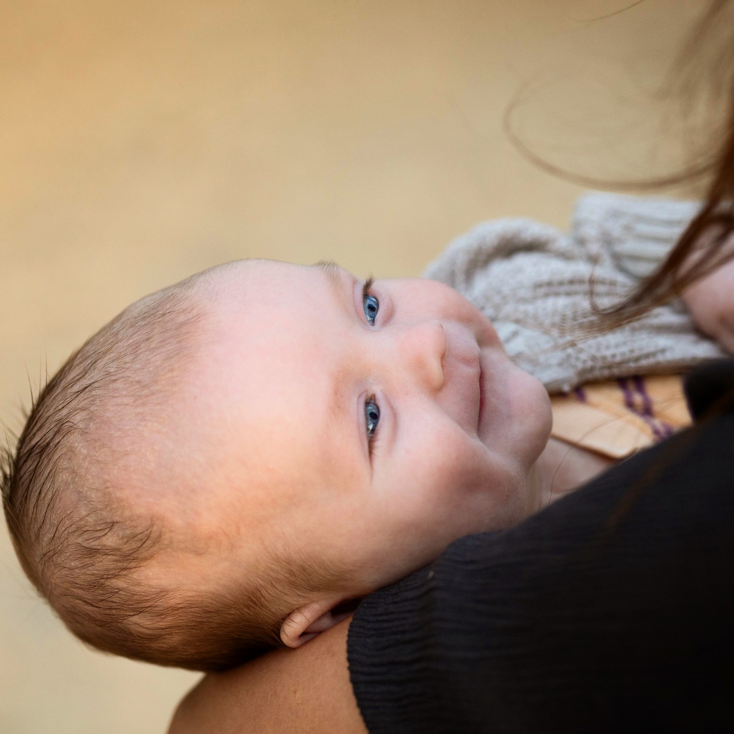 ✨ Een klein gelukje in het zachte licht van de golden hour.
De liefde tussen mama en baby — puur, teder en tijdloos.
En zeg nou zelf… is dit niet het liefste babytje ooit?
Die oogjes… zó vol vertrouwen en schoonheid.
Dit soort momenten hoef je niet te regisseren. Ze gebeuren.
En ik ben dankbaar dat ik ze mag vastleggen.
#goldenhour #goldenhourphotography #babyshoot #newbornshoot #liefstebaby #mooieogen #babyogen #moederliefde #babyportret #puurportret #zachtlicht #intiememoment #babyglimlach #fotograafbrabant #lindseyphotography #portretfotograaf #babyfotografie #natuurlijklicht #familiefotografie #fotograafloonopzand #kinderfotografie #moederenbaby #liefdeopbeeld #persoonlijkefotografie #herinneringenmaken #tijdlozefotografie #warmebeelden #kindjeopdefoto #liefdefotografie